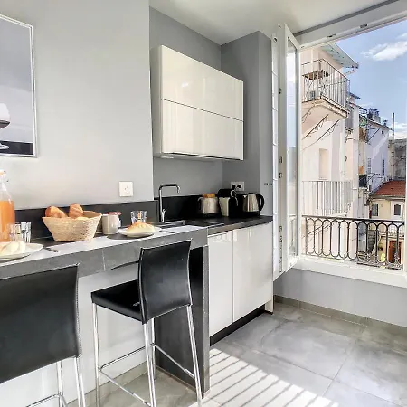 Nestor&jeeves - Bow Window Buffa - Center - Very Close