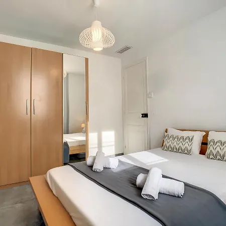 Nestor&jeeves - Bow Window Buffa - Center - Very Close